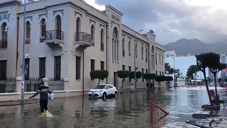 İskenderun’da sahil şeridi su altında kaldı