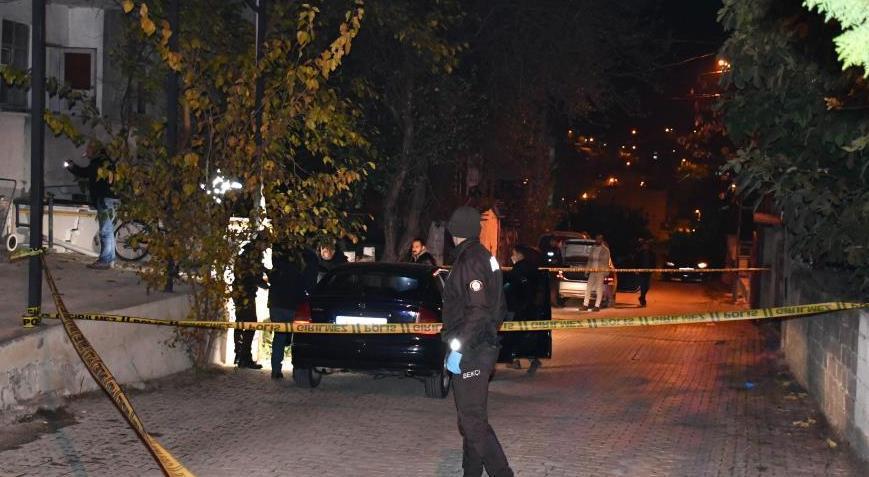 25 yaşındaki genç arabada intihar etti!