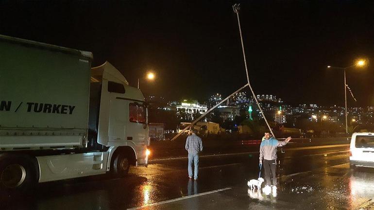 Trabzon'da şiddetli fırtına! Aydınlatma direği yola devrildi