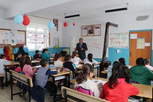 Depremde 20 yakını ve öğrencisini kaybetti! Tayinini isteyip Van'a atandı