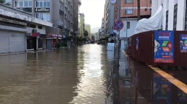 İskenderun'da sahil şeridi su altında kaldı