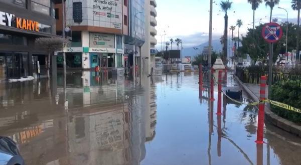 İskenderun'da sahil şeridi su altında kaldı