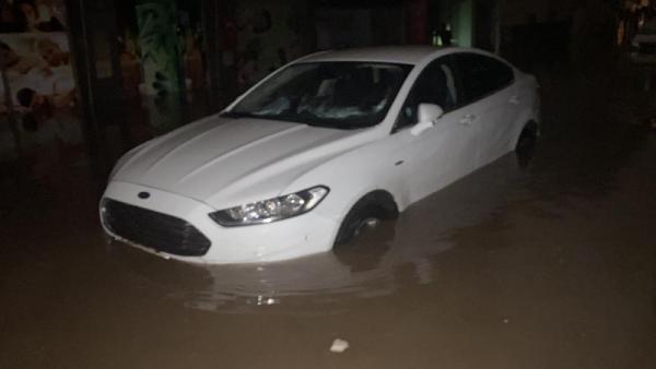 İskenderun'da sahil şeridi su altında kaldı