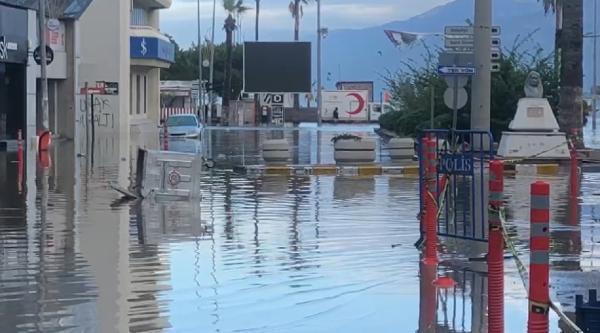 İskenderun'da sahil şeridi su altında kaldı