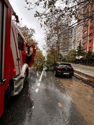 İstanbul’da fırtına etkisi! İBB ekipleri 2 bin 921 ihbara müdahale etti