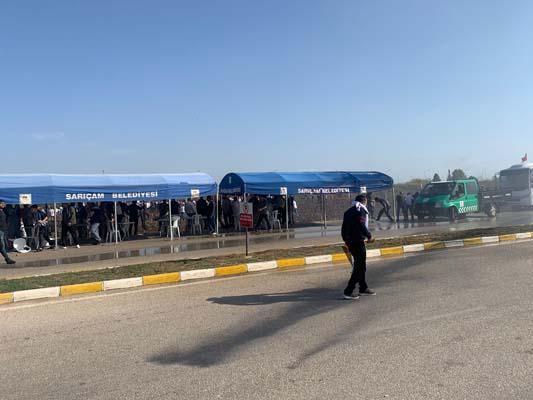 İncirlik Hava Üssü'ne girmeye çalışan protestoculara polis engeli