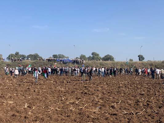 İncirlik Hava Üssü'ne girmeye çalışan protestoculara polis engeli