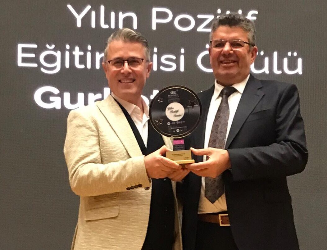 Gurbet Altay “yılın pozitif eğitimcisi” ödülüne layık görüldü.