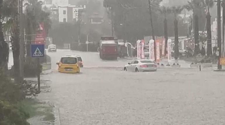Bodrum'da cadde ve sokaklar göle döndü