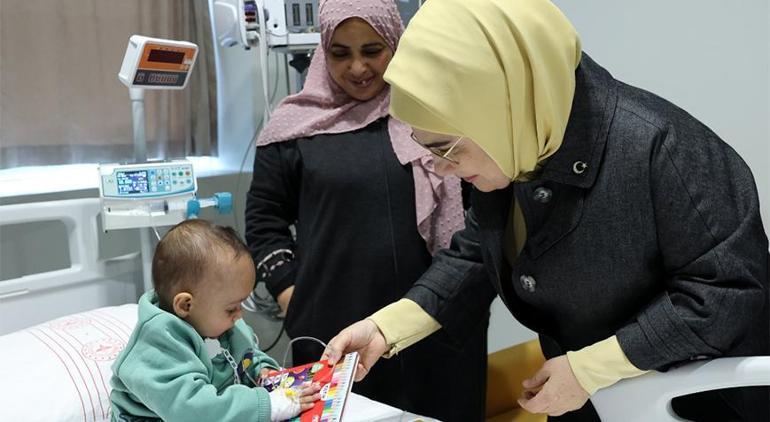 Emine Erdoğan, Türkiye'de tedavi gören Filistinli çocukları ziyaret etti
