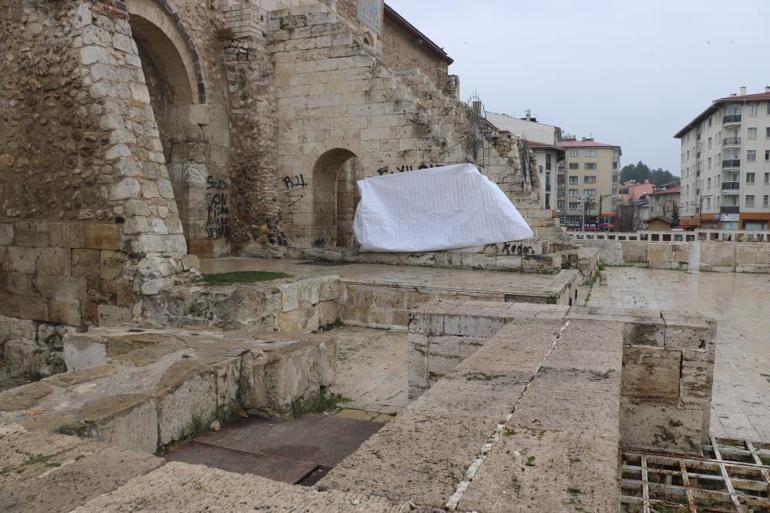 Tarihi ayıp brandayla kapatıldı: Onlara ders olsun