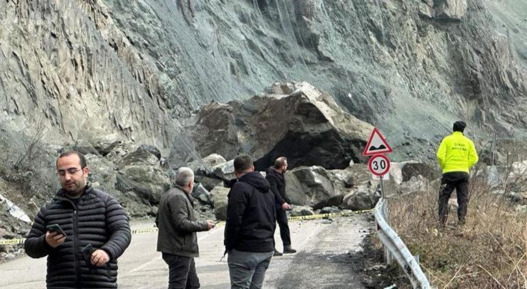 Artvin'de heyelan! Otomobil uçuruma yuvarlandı