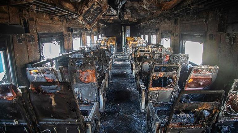 Bangladeş'te tren vagonları ateşe verildi
