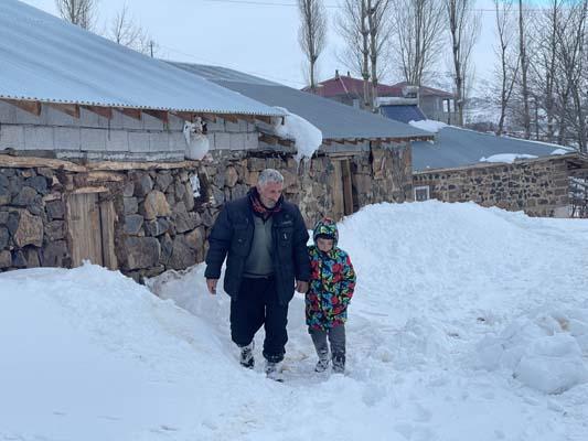 Köyde her şey kara gömüldü! 'Evlerimizi bulmakta zorlanıyoruz'