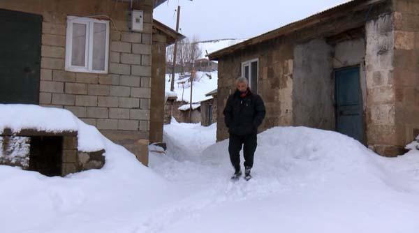 Köyde her şey kara gömüldü! 'Evlerimizi bulmakta zorlanıyoruz'