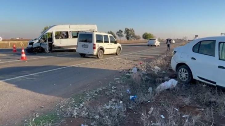 Öğretmenleri taşıyan minibüs ile otomobil çarpıştı! Yaralılar var