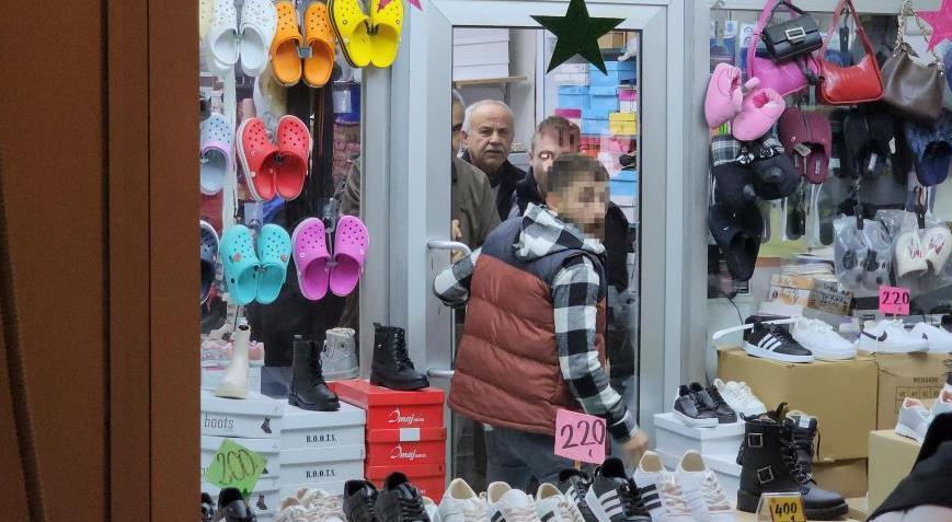 Yolda yürürken saldırıya uğradı! Ayakkabı dükkanına sığındı