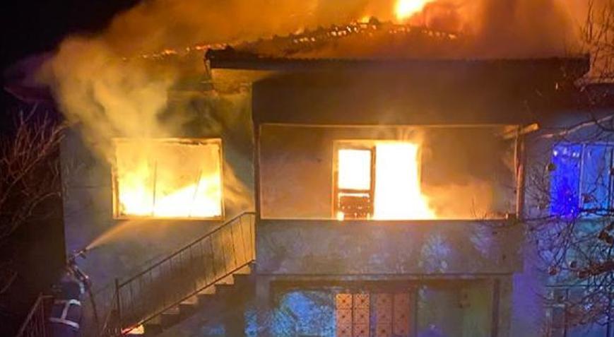 Düzce’de iki katlı ev yanarak kullanılmaz hale geldi
