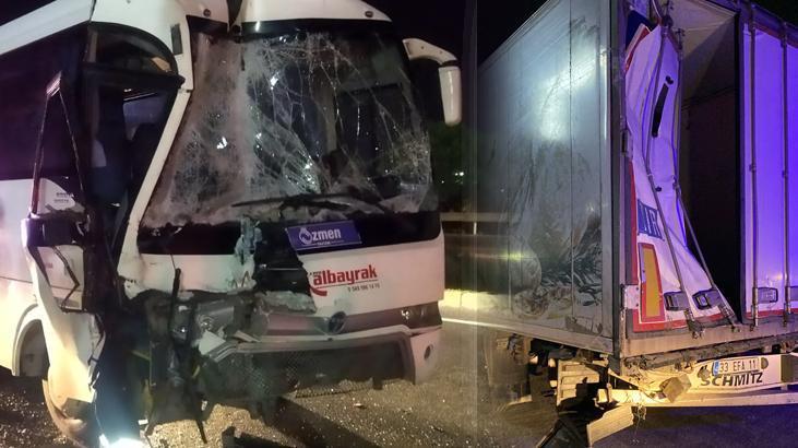 Manisa’da servis minibüsü TIR’a çarptı! Çok sayıda yaralı var…