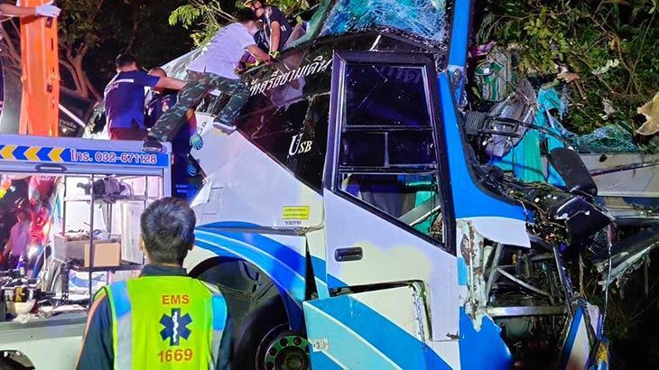 Tayland’da otobüs ağaca çarptı: 14 ölü, 35 yaralı