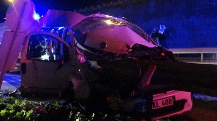 Hafif ticari araç bariyere ok gibi saplandı! Anne ağır yaralandı