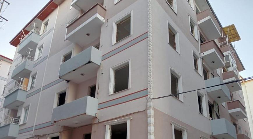 Malatya’da pes dedirten olay! Duvarı deldiler ve 10 daireyi boşalttılar