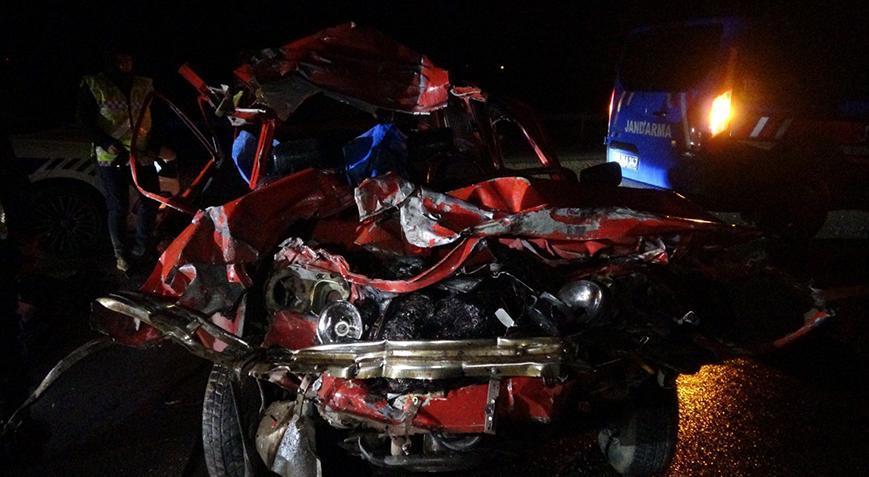 Feci kaza! Kamyona arkadan çarpan araçtaki 2 kişi hayatını kaybetti