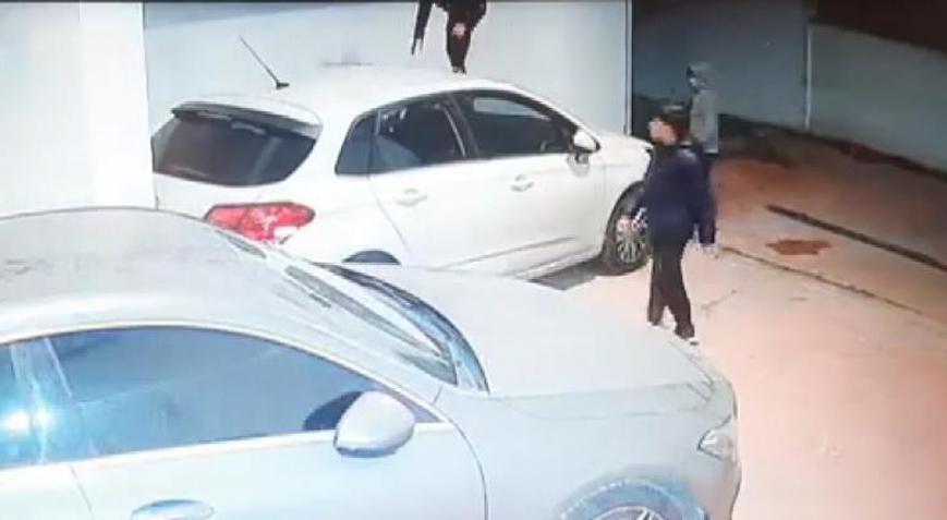 Site sakinlerini şoke eden manzara! Araçların üzerine çıkıp, dışkılarını sürdüler