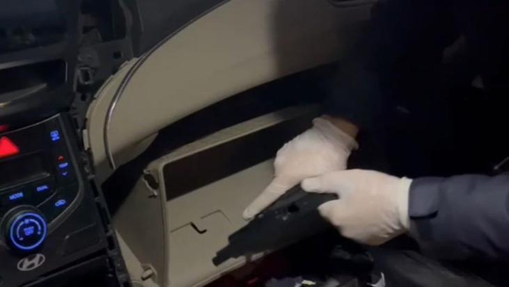 Nefes kesen operasyon! Hepsi otomobilin ön konsolundan çıktı