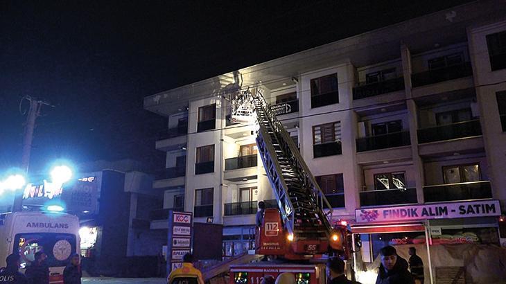 Düzce’de 4 katlı binada çıkan yangın paniğe sebep oldu! 13 kişi kurtarıldı