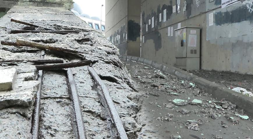 Esenyurt’ta büyük tehlike! Köprünün kolonundan beton parçaları düştü