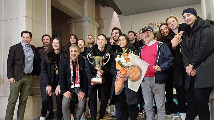 Dünya Kulüpler Şampiyonu Eczacıbaşı Dynavit Türkiye’ye döndü!