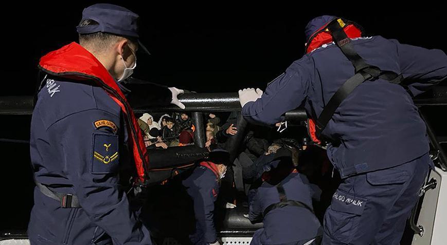 Yunanistan’ın Türk karasularına geri ittiği düzensiz göçmenler kurtarıldı
