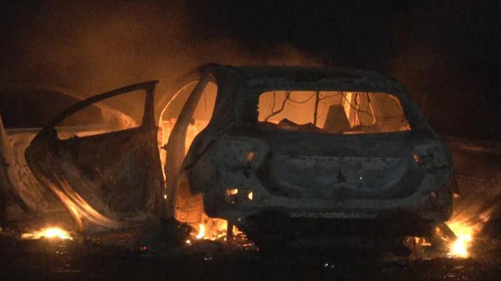 Yakılan otomobilin içinde 2 adet uzun namlulu silah bulundu