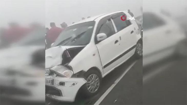 Hindistan’da zincirleme araba kazası!