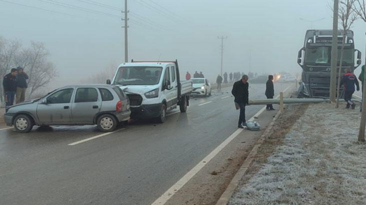 Buzlanma ve sis zincirleme kaza getirdi: 15 yaralı