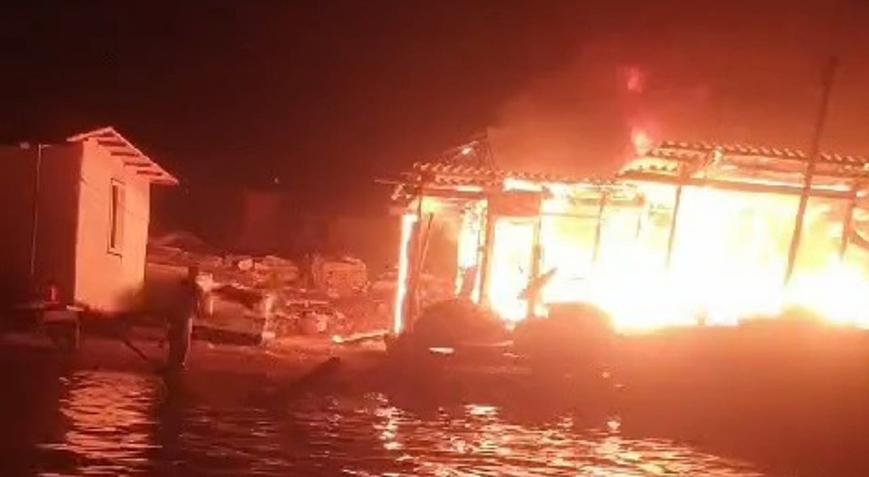 Alevlere teslim olan evini böyle söndürmeye çalıştı!