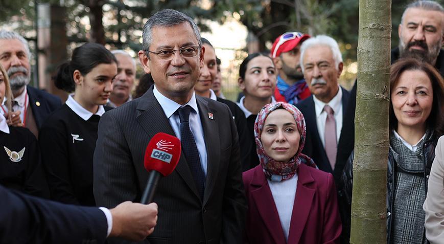 Özgür Özel parti genel merkezinin bahçesine ağaç dikti