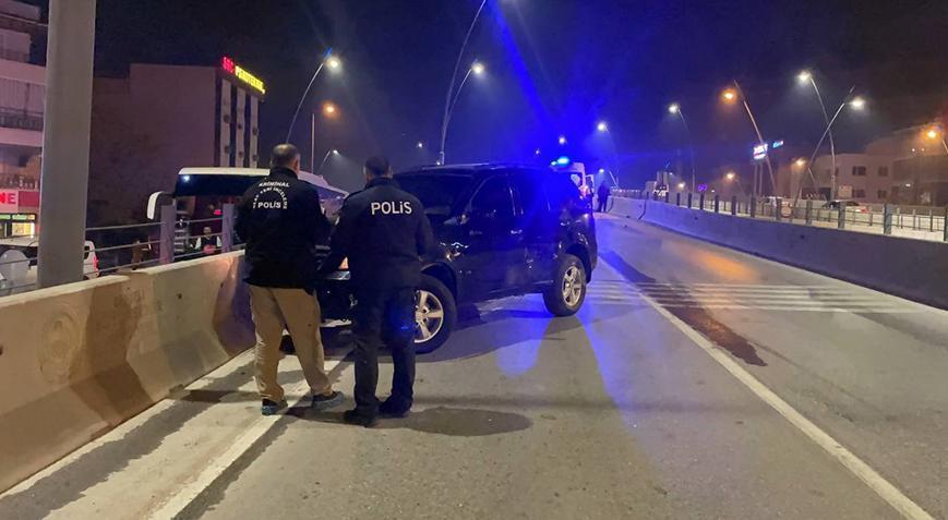 Üst geçitte cip ile motosiklet çarpıştı: 2 kişi yaşamını yitirdi