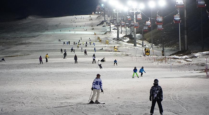 Erciyes’ten renkli görüntüler! Gece kayağı start aldı