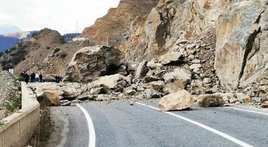 Artvin’de heyelan! Kaya parçaları, kara yolunu kapattı