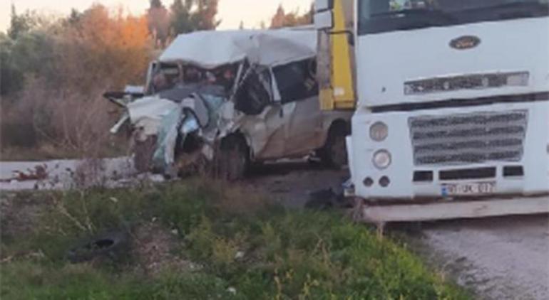 Osmaniye'de feci kaza! Minibüs ile TIR çarpıştı: 2 ölü, 2 yaralı