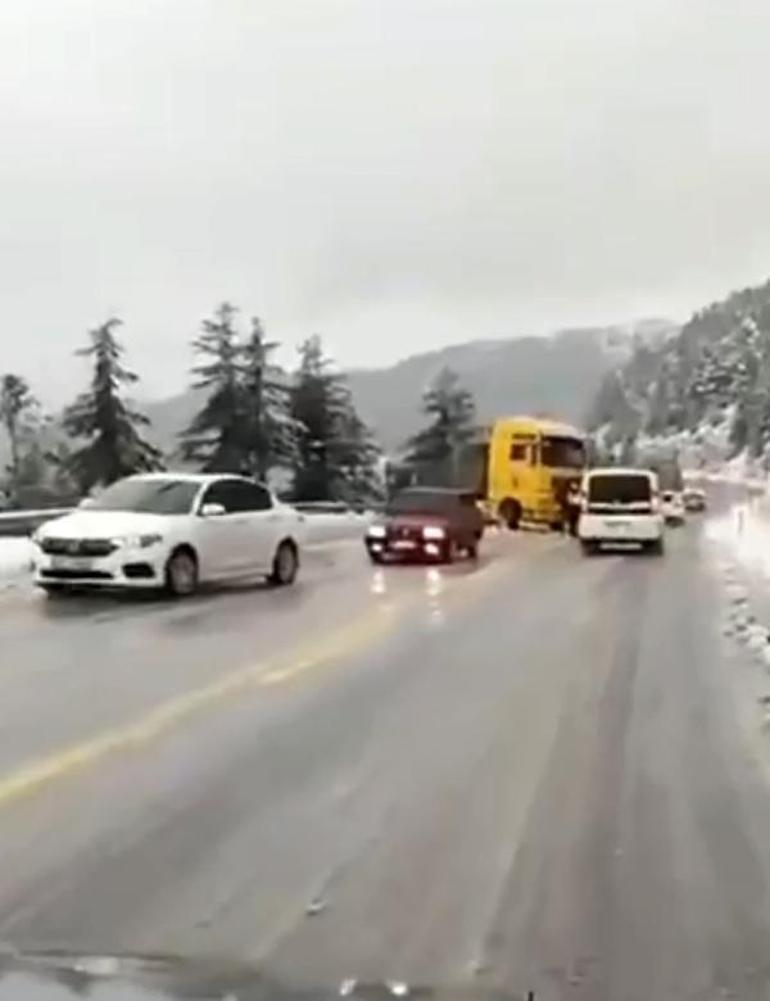Antalya'da kar: Yollar kapalı