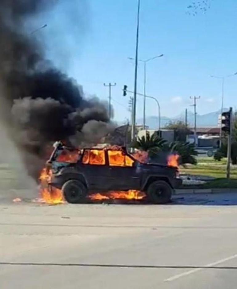 Antalya'da yol ortasında alev alan cip patladı