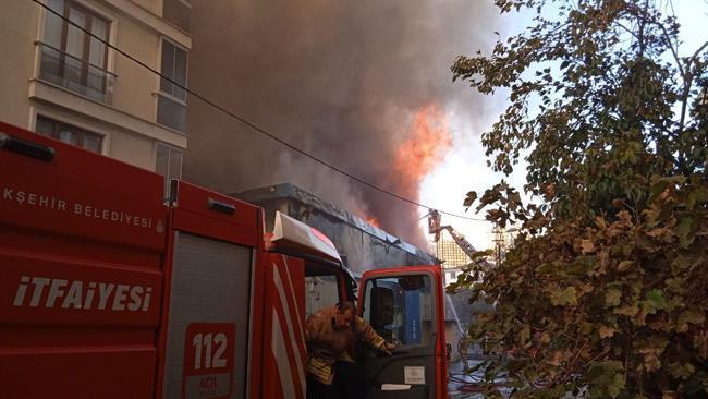 Maltepe'de iş yeri yangını! Ekipler sevk edildi