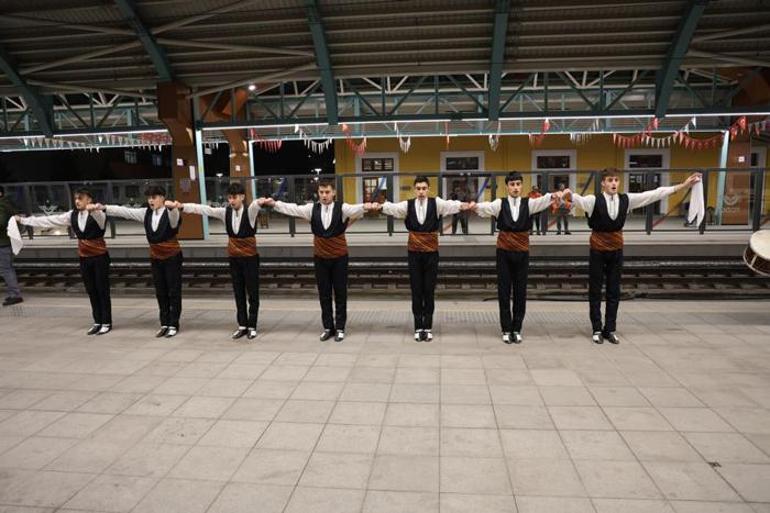 Doğu Ekspresi yolcularına Sivas'ta halaylı karşılama