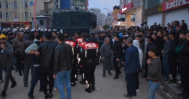 Kur'an-ı Kerim'i yırtarak küfretti! Linç edilemekten polis kurtardı