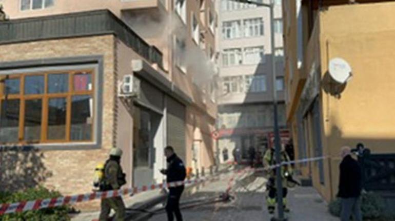 Ümraniye’de 4 katlı binada çıkan yangın kısa sürede söndürüldü
