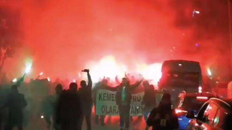 AK Parti Yalova Belediye Başkan adayı Tutuk, meşalelerle karşılandı