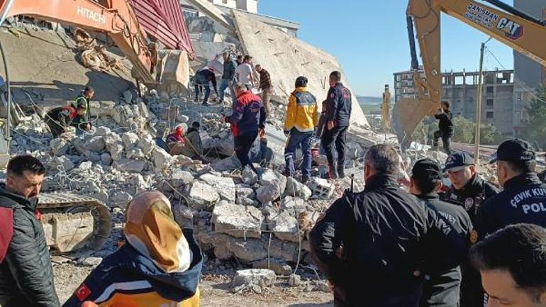 Ağır hasarlı bina göçtü: Operatör enkaz altında